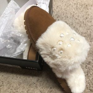 NIB NWT I.N.C. International Concepts size 11 fur lined slippers w/ faux pearls.
